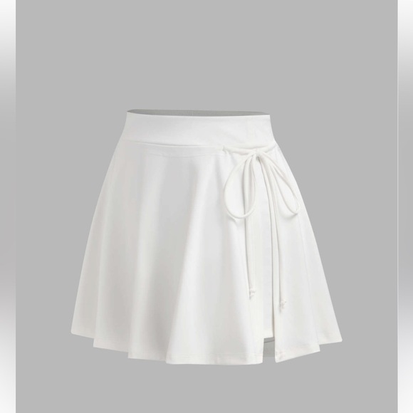Cider Pants - White tennis skirt with built in shorts. Size M. EUC.
